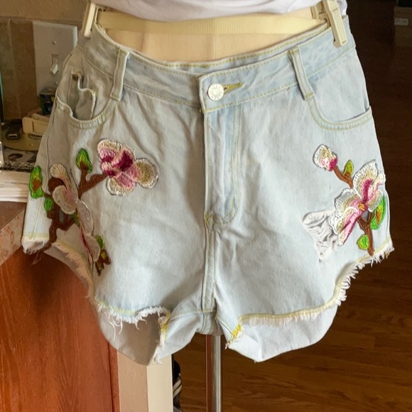 ETWO Pants - ETWO Jean Shorts with Pink Embroidered Flowers Size L, Preowned